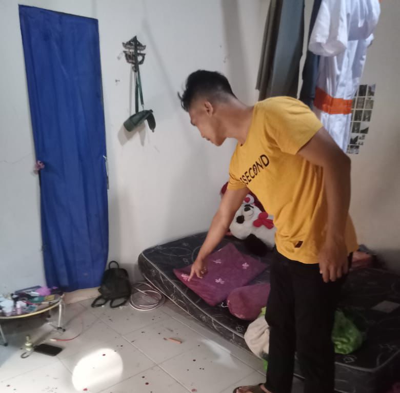 TKP penusukan gadis 20 tahun oleh mantan pacarnya di rumah korban.