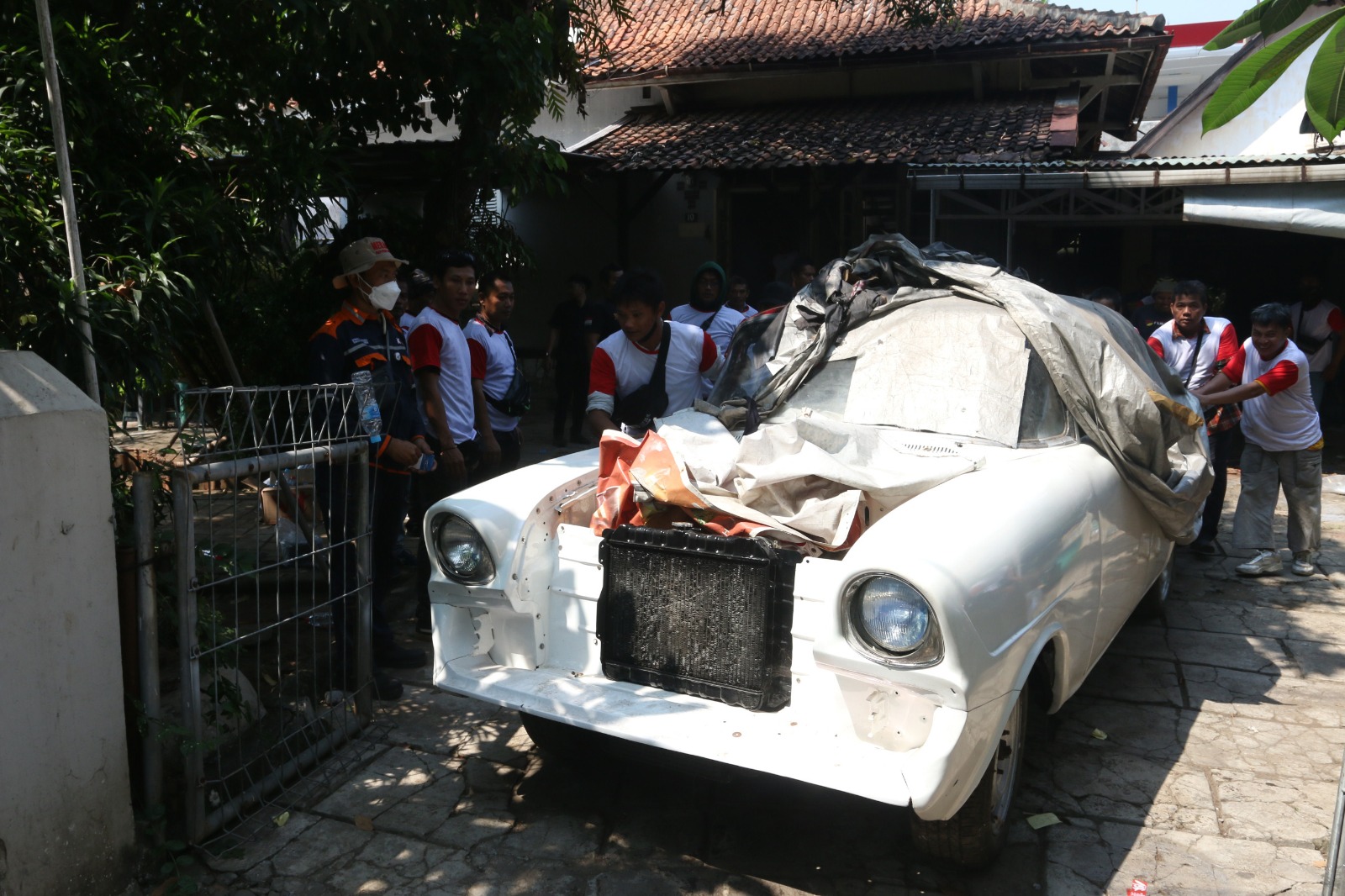 Orang-orang dari PT KAI saat mengeluarkan barang-barang dari dalam rumah yang dieksekusi karena dinilai ditempati oleh orang-orang yang tidak memiliki hak. NUR CHAMIM/JAWA POS RADAR SEMARANG