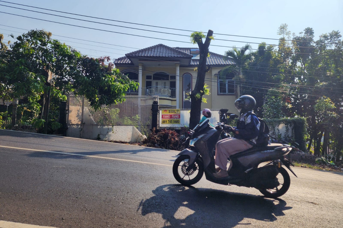 Polrestabes Semarang melakukan penyelidikan pelaporan kaitannya enam konten kreator yang membuat video diduga horor di sebuah rumah di Manyaran, Semarang Barat. (M Hariyanto/Jawa Pos Radar Semarang)