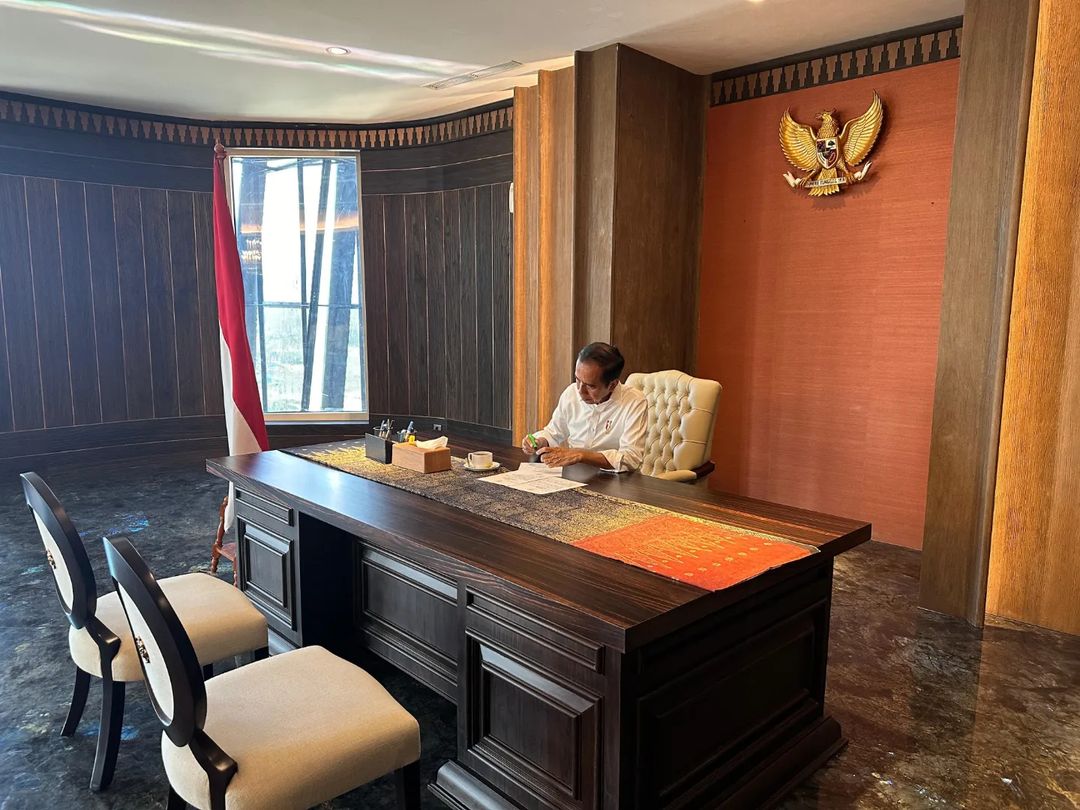 Potret Presiden Jokowi berada di ruangan Kantor Presiden IKN