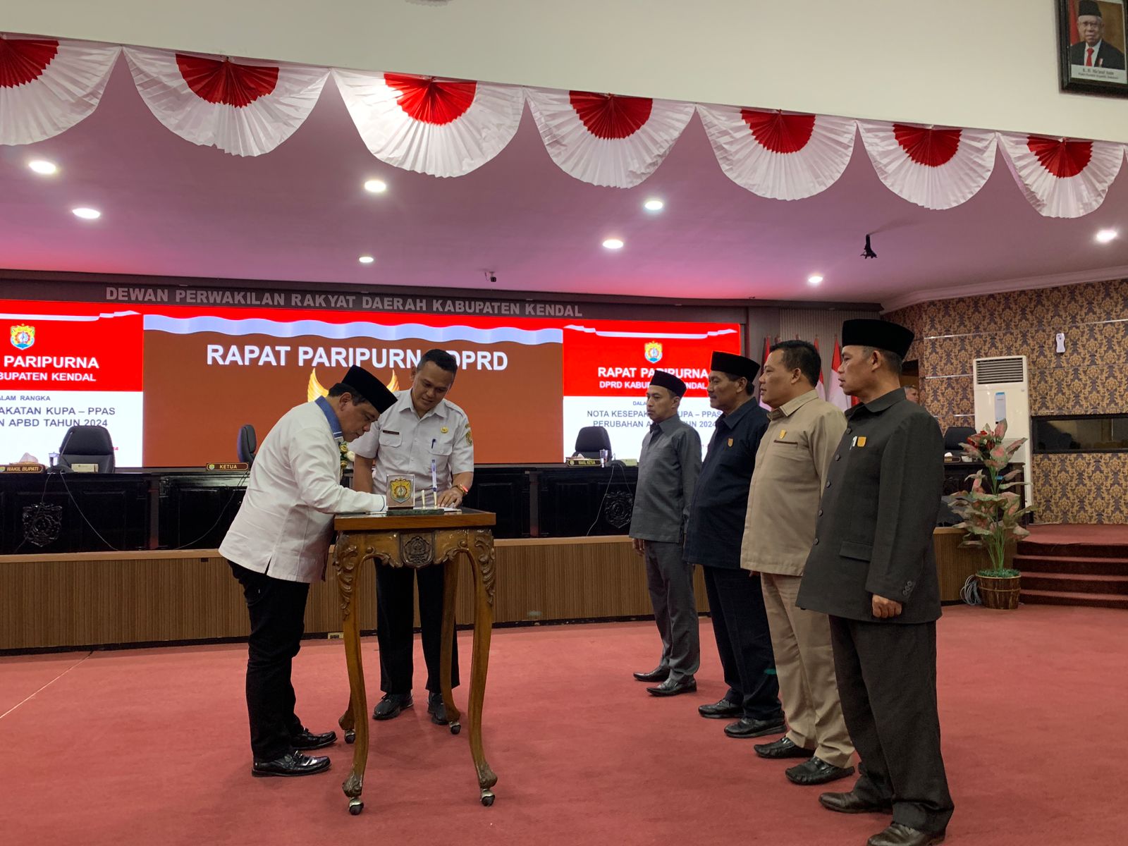 Penandatanganan nota kesepakatan disahkannya KUA PPASP tahun 2024 di gedung DPRD Kendal. DEVI KHOFIFATUR RIZQI/ JAWA POS RADAR SEMARANG