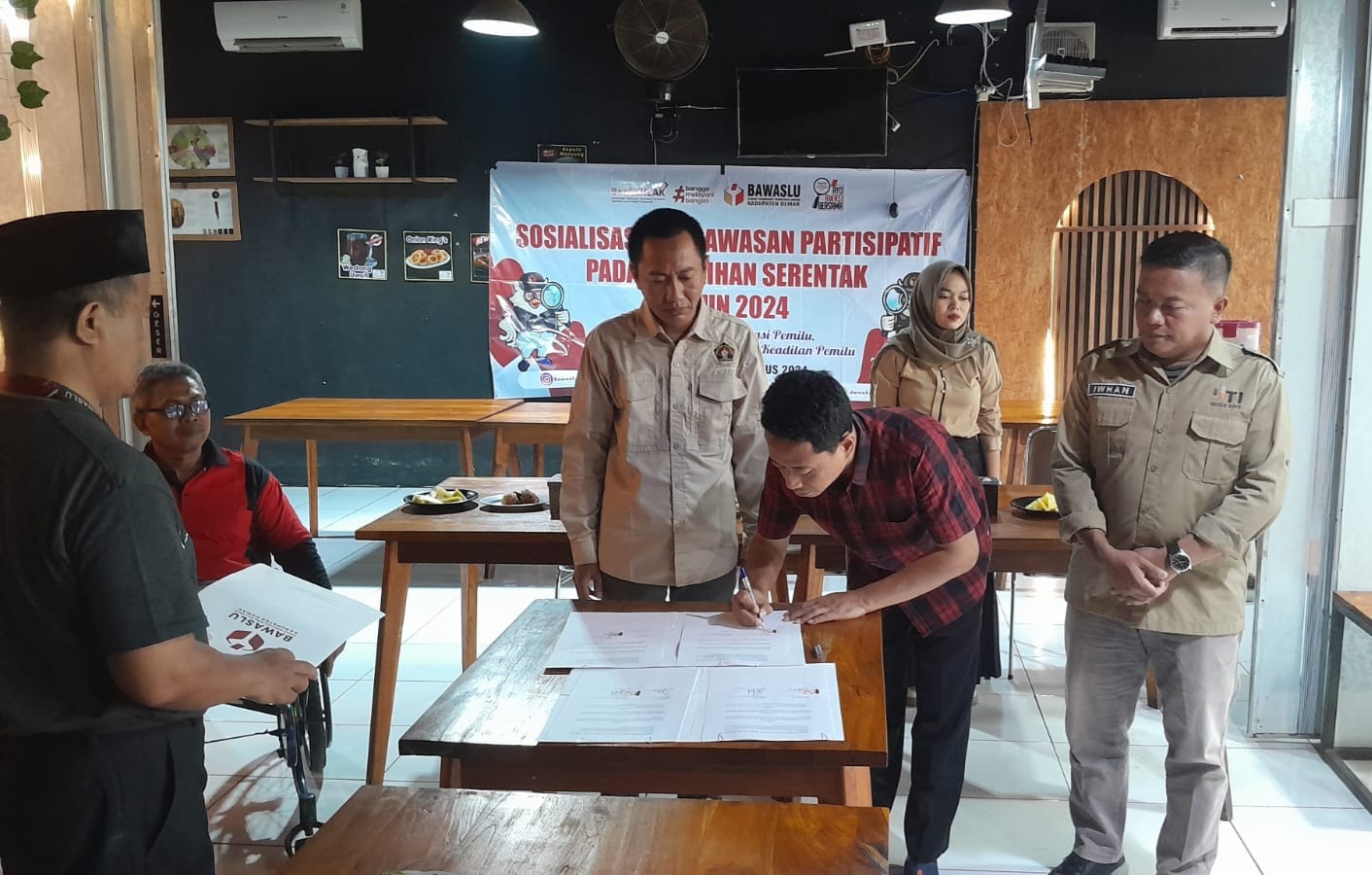 Ketua Bawaslu Demak Ulin Nuha menandatangani MoU pengawasan pilkada dengan PWI Demak. (Wahibpribadi)