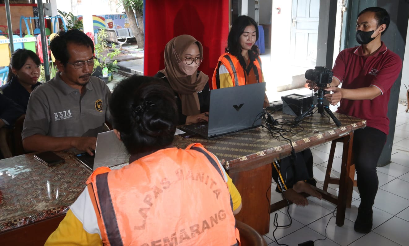 Narapidana Lapas Perempuan Semarang menjalani rekam biometrik yang diselenggarakan KPU Kota Semarang, Jumat (2/8/2024).