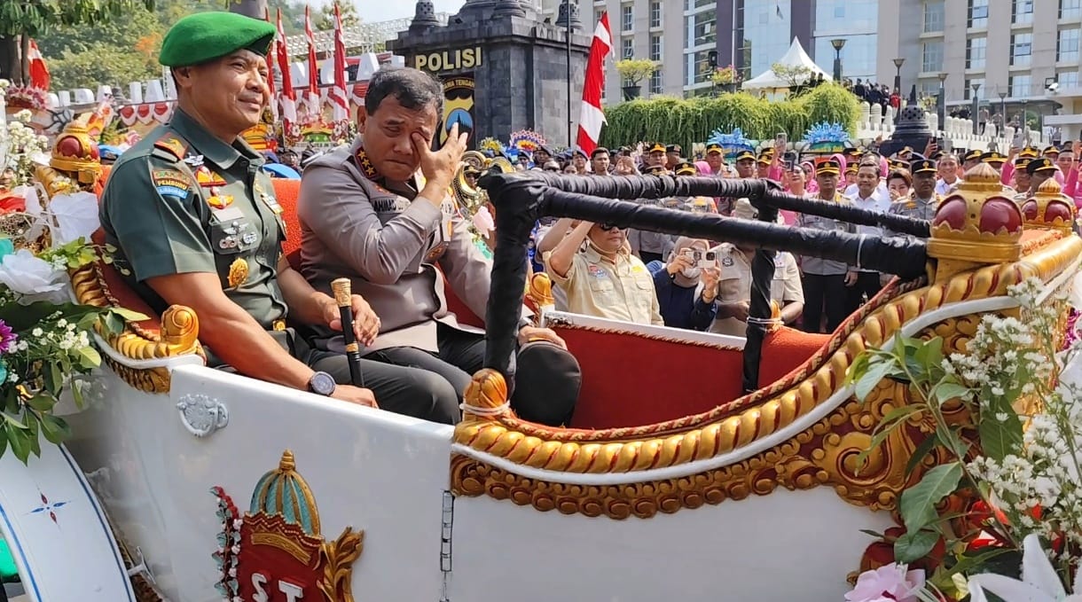 Brigjen Pol Ribut Hari Wibowo, Kapolda Jateng mulai berkantor di Mapolda menggantikan Komjen Ahmad Luthfi. Prosesi pisah sambut Jumat (2/8/2024) juga diwarnai isak tangis. (M Hariyanto)
