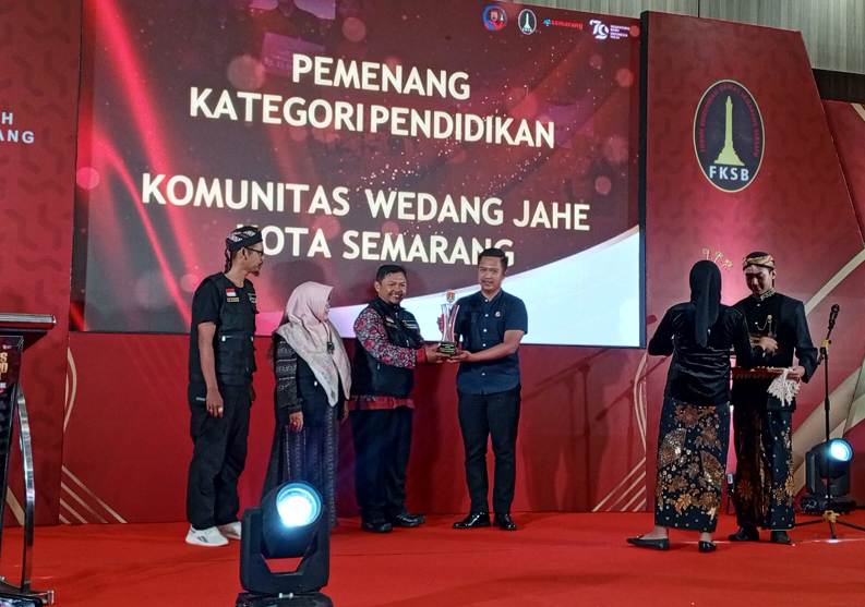 Estu Pitarto, Dewi Panca dan Doni Riadi dari Komunitas Wedangjae menerima penghargaan Ormas Award 2024 yang diselenggarakan oleh Pemkot Semarang,  Rabu (31/7).