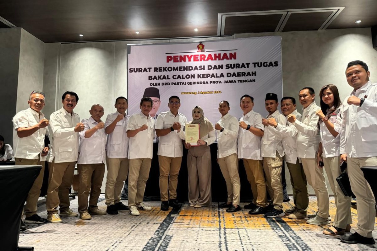 Ketua DPD Partai Gerindra Jateng Sudaryono bersama jajaran mantap menyerahkan rekom untuk Mirna Annisa maju Pilkada Kendal.