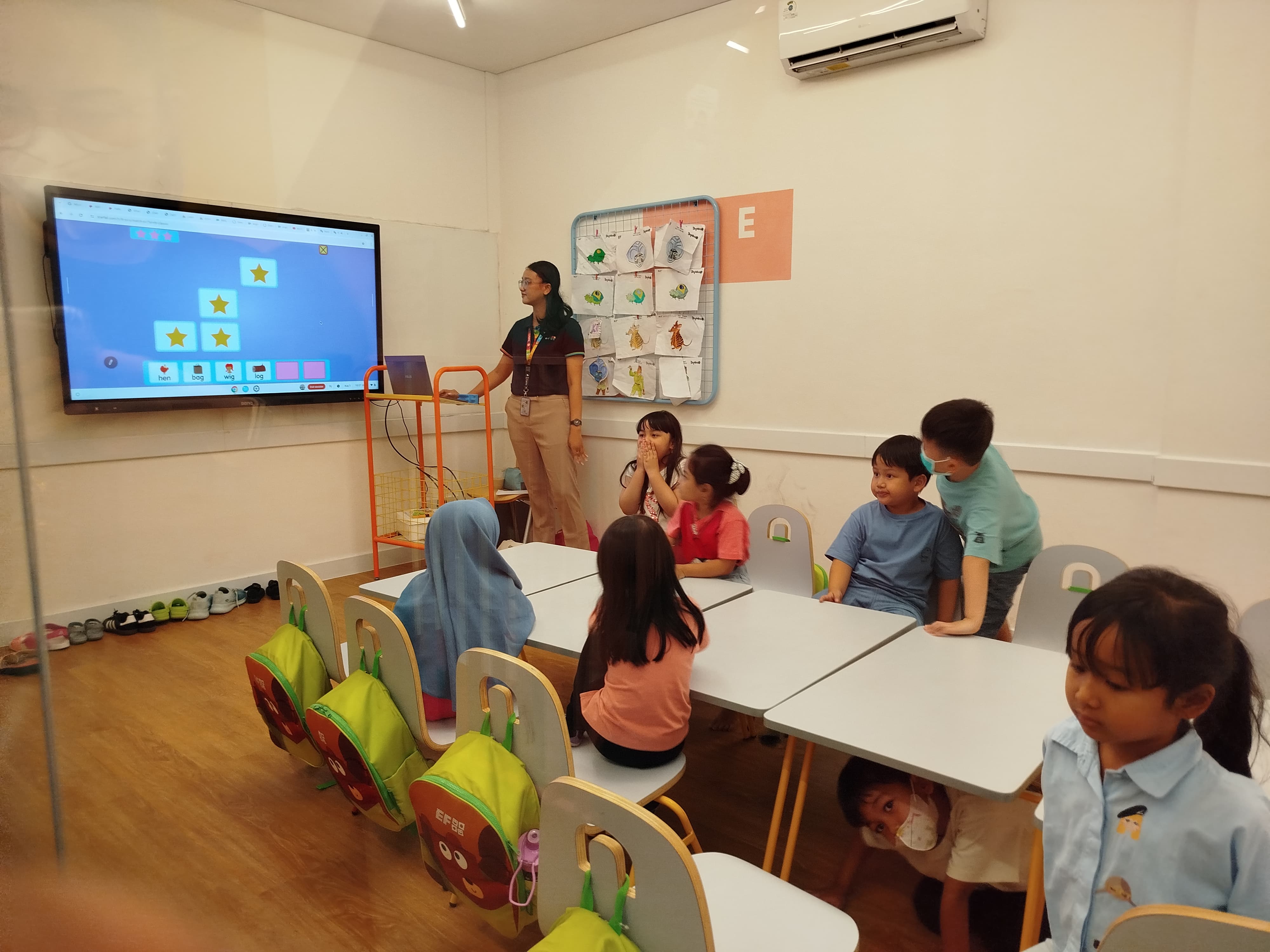 Beberapa ruang kelas yang berada di EF Bangkong Plaza yang memiliki fasilitas yang terbaru. NURFAIK NABHAN/ Jawa Pos Radar Semarang