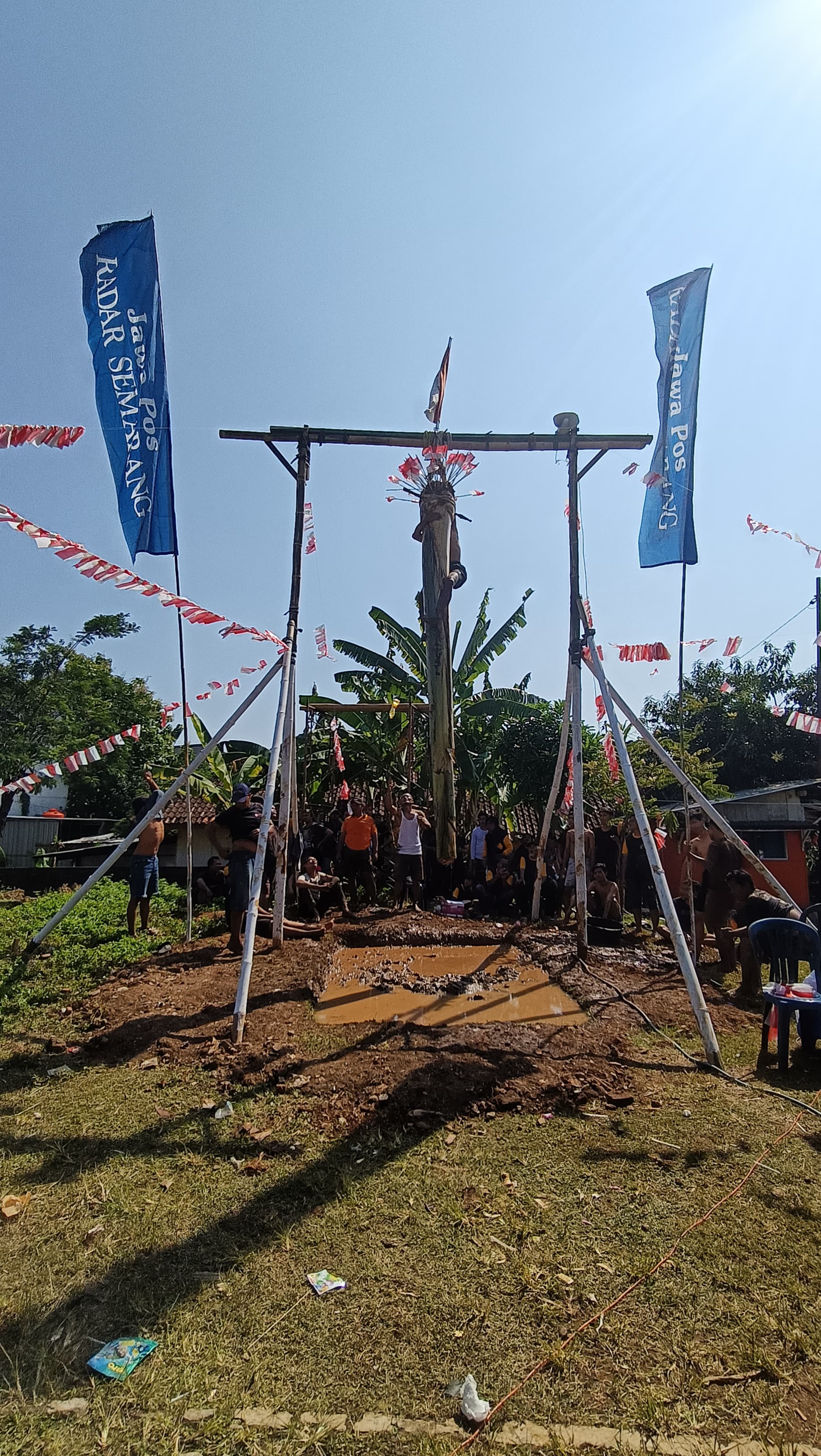 &nbsp;  PANJAT PISANG: Salah satu tim yang merupakan warga RT 10 RW 5, Kelurahan Karanganyar Gunung, Candisari meraih bendera di Panjat Pisang, Minggu (4/8).