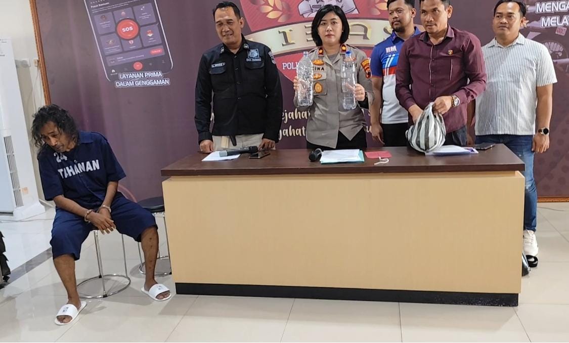 Faizal Zen, 51, warga Jalan Singgalang, Jatimakmur, Pondok Gede, Kota Bekasi ditangkap anggota Reskrim Polsek Pedurungan. (Nur Chamim/Jawa Pos Radar Semarang)