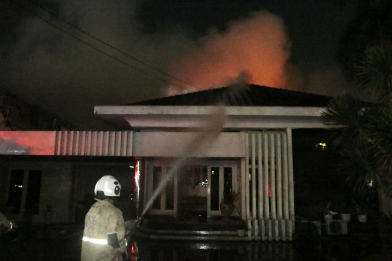 Rumah mewah di Jalan Gajah Mada Semarang kebakaran, api diduga dari korsleting AC, Senin (5/8/2024). NUR CHAMIM/JAWA POS RADAR SEMARANG