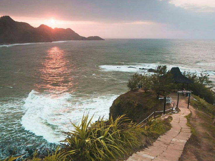 Panorama Pantai Menganti yang menakjubkan.