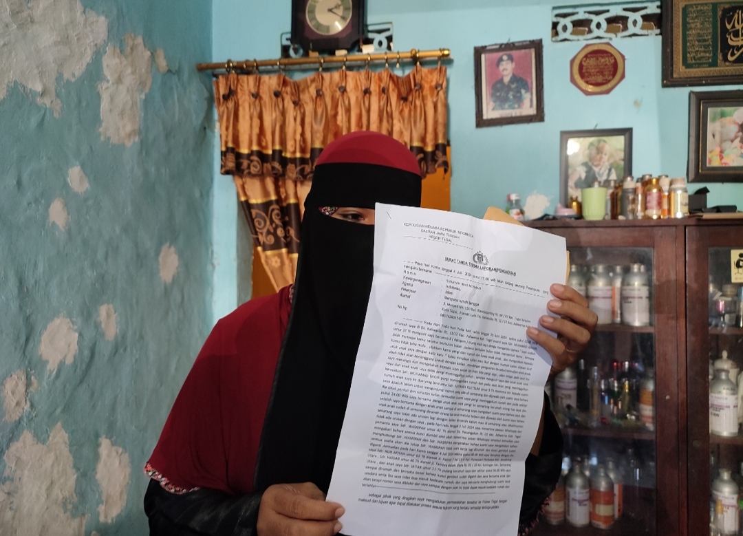 S seorang warga Perbalan menunjukkan surat laporan ke Polres Slawi, Senin (5/8/2024).