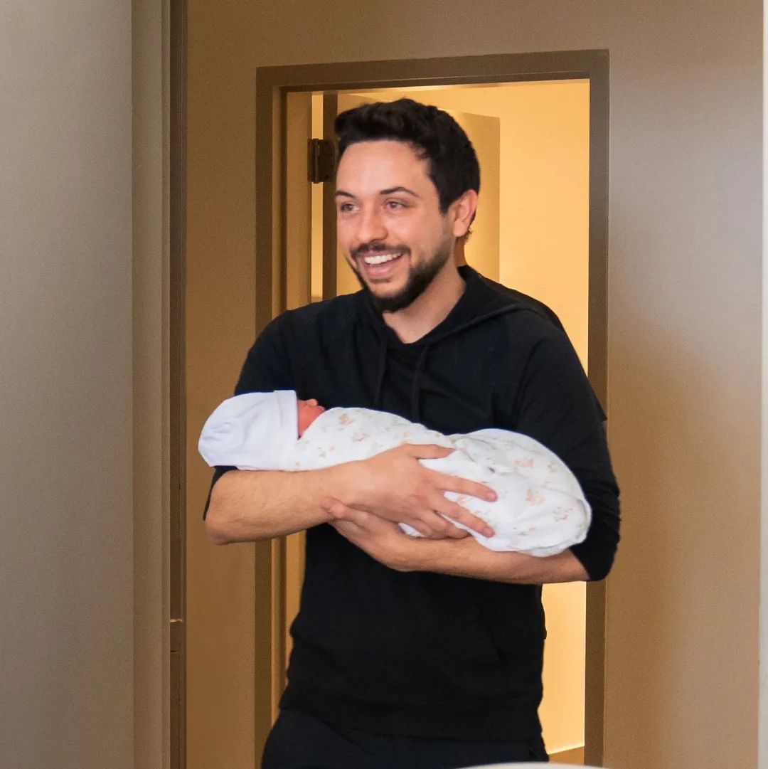 Pangeran Hussein menggendong anak pertamanya