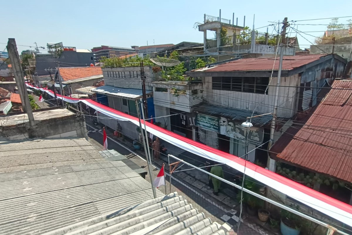 &nbsp;Bendera sepanjang 120 meter Warga Batan Timur IV RT 7 RW 4, Kelurahan Miroto, Kecamatan Semarang Tengah. FIGUR RONGGO WASSALIM/JAWA POS RADAR SEMARANG