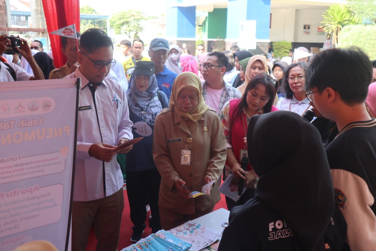 Kepala BBPOM Semarang dan perwakilan dari DP3AP2KB Provinsi Jawa Tengah saat membuka bazar UMKM di Festival Hari Anak Nasional di halaman kantor BBPOM Semarang.&nbsp;NURFAIK NABHAN/Jawa Pos Radar Semarang