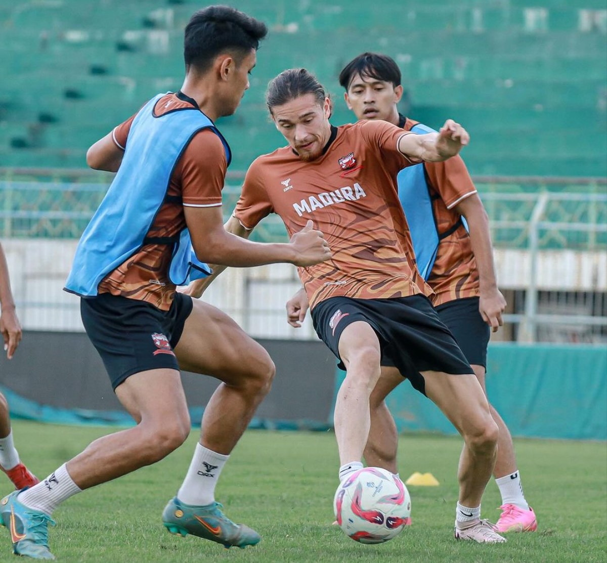 Instagram Madura United.