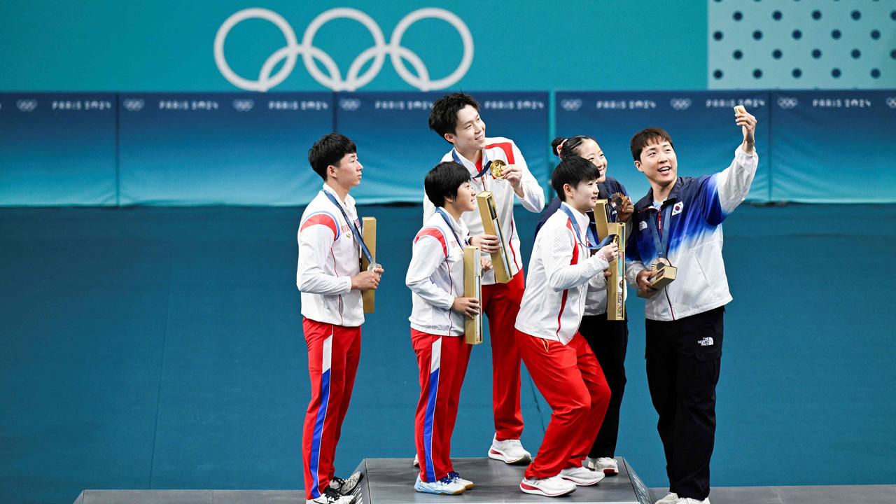 Atlet Tenis Meja Korea Selatan, Jonghoon Lim Ajak Atlet Korea Utara dan Tiongkok Berfoto di Atas Podium/News.com.au
