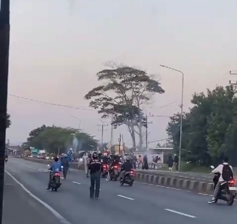 Peristiwa tawuran dua kubu pelajar di Jalan Pantura Tlahab Kendal, Senin (6/8) petang.