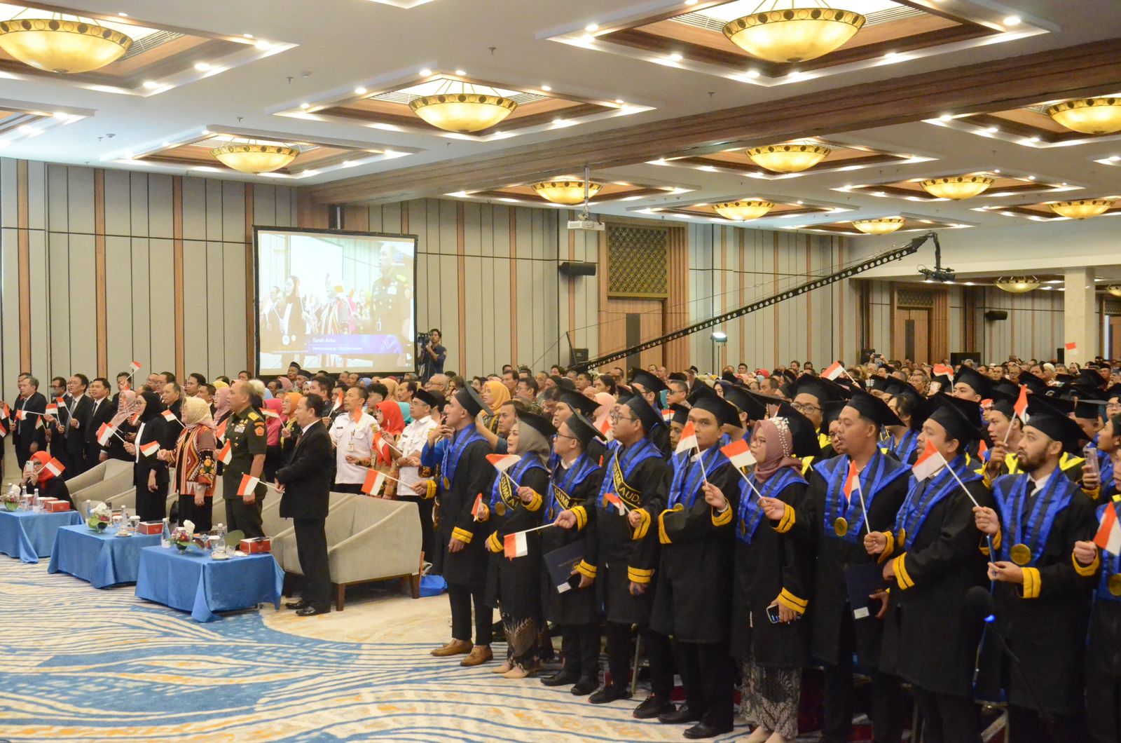 Momen wisudawan Udinus mengibarkan bendera merah putih merayakan HUT ke-78 RI