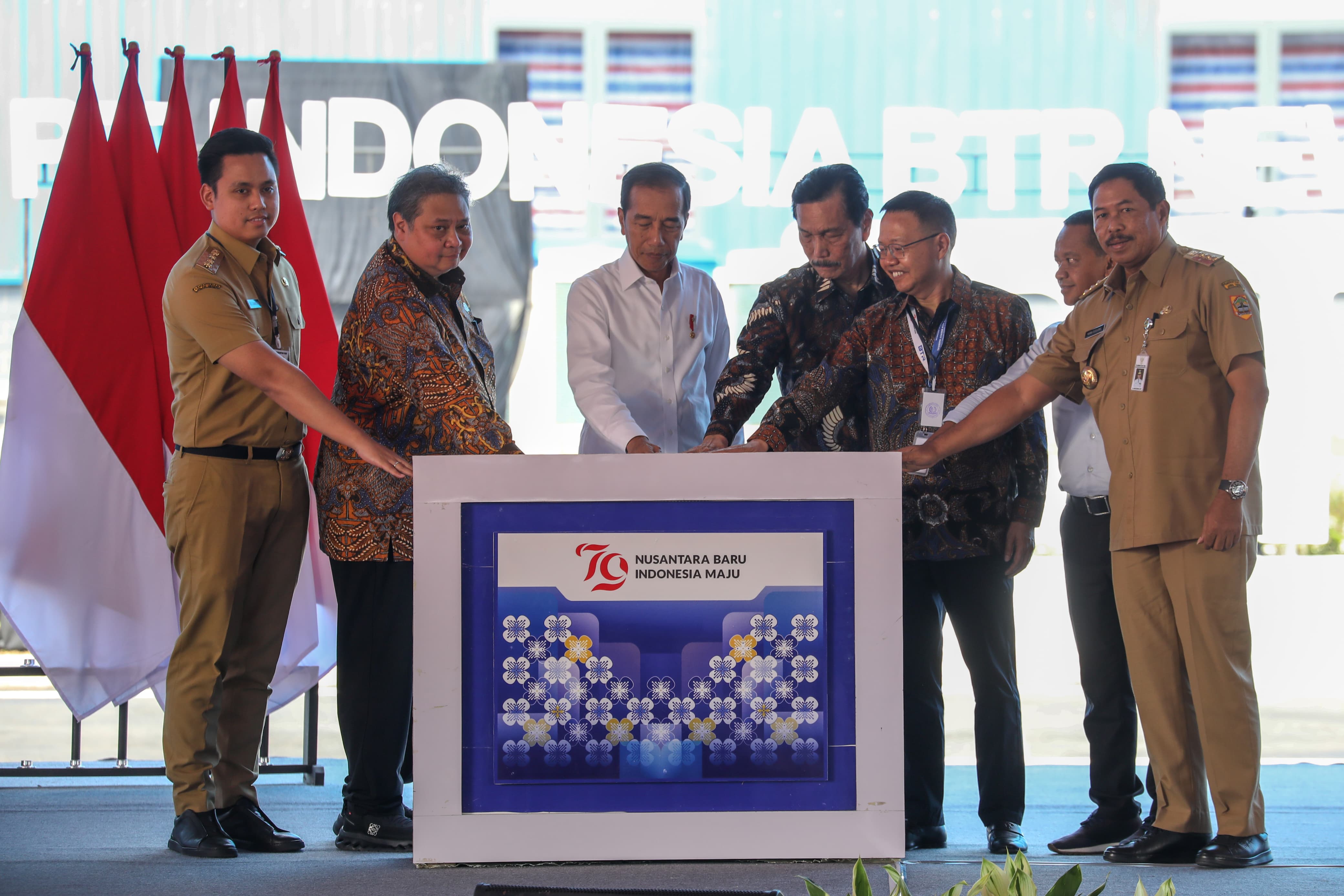 Pj Gubernur Jawa Tengah Nana Sudjana, mendampingi Presiden RI Joko Widodo (Jokowi) meresmikan pabrik anoda PT Indonesia BTR New Energi Materials di Kawasan Ekonomi Khusus (KEK) Kendal, Rabu (7/8).