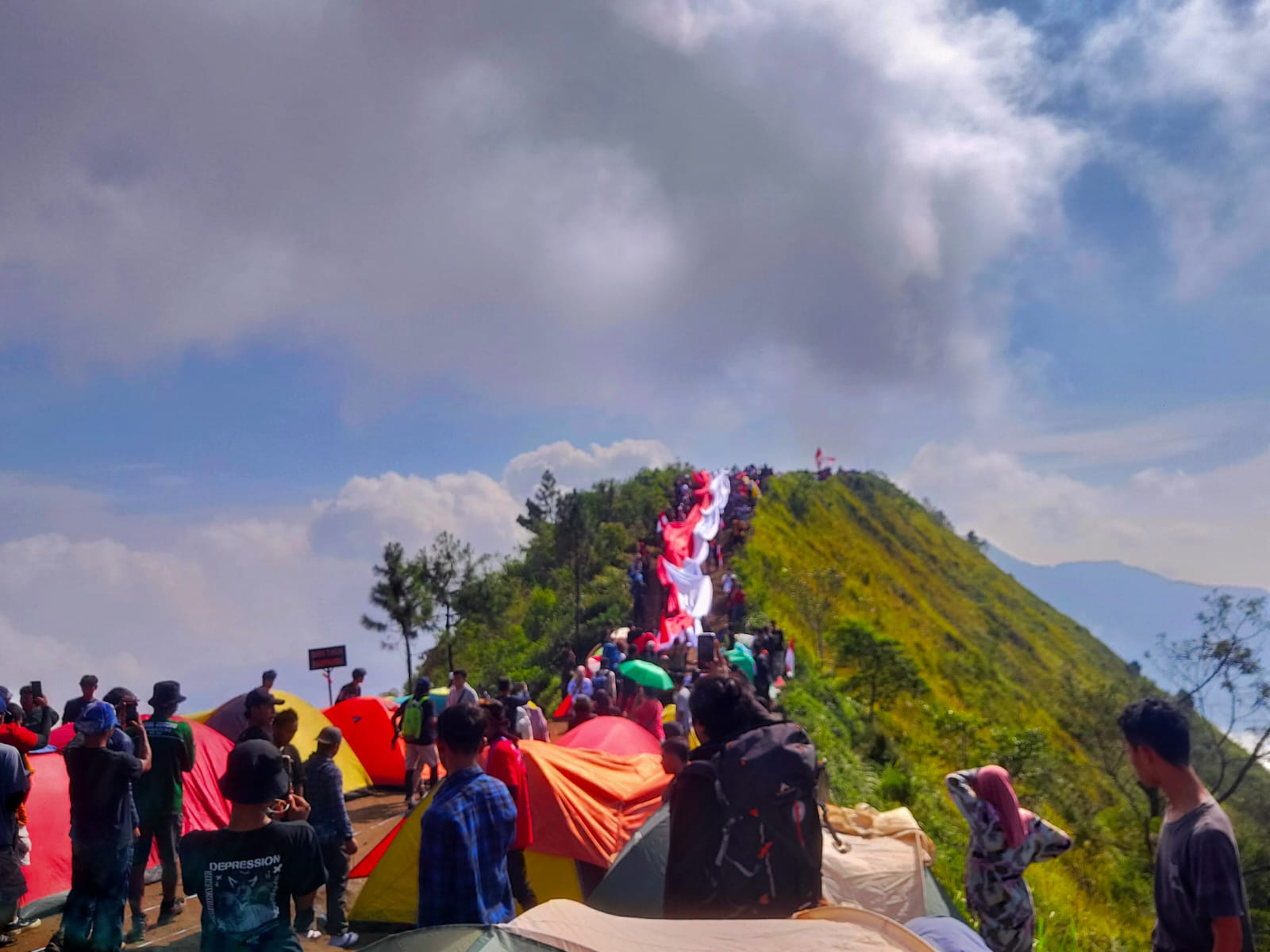 Pembentangan bendera Merah Putih di Gunung Andong