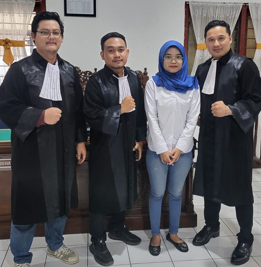 Niken Mayangsari bersama tim kuasa hukum di Pengadilan Negeri Kendal.