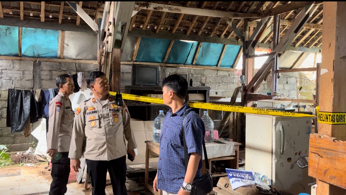 Kapolsek Gunungpati, Kompol Agung Raharjo, bersama anggotanya dan Kanitreskrim mendatangi lokasi rumah kos milik pelaku untuk melakukan olah TKP. (M Hariyanto/Jawa Pos Radar Semarang)