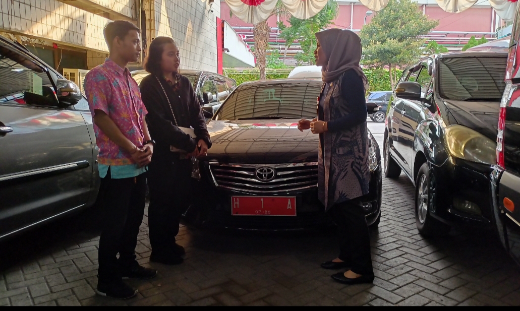 LEBIH MUDAH : Calon pengantin mendatangi bagian rumah tangga Setda Kota Semarang, untuk meminjam mobil Dinas Wali Kota Semara