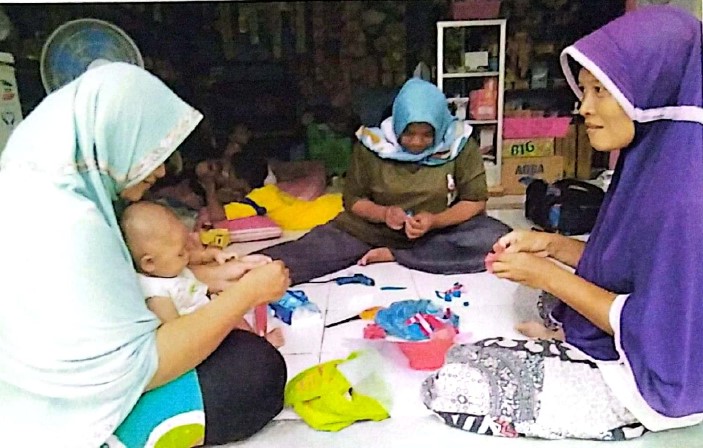 DAUR ULANG : Warga RW 09 Kelurahan Banjardowo membuat aksesoris baju dari bahan sampah.