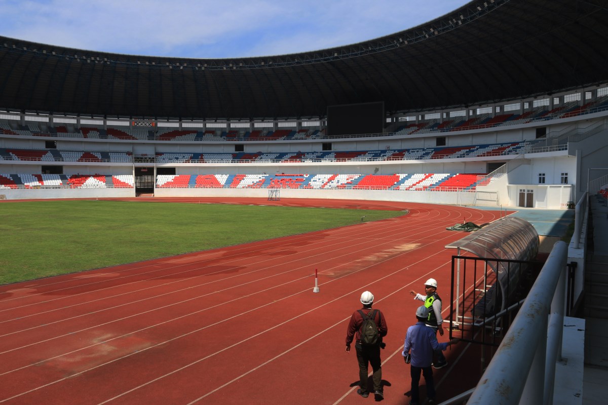 Para petugas sedang mengerjakan renovasi Stadion Jatidiri, Rabu (7/8). NUR CHAMIM/JAWA POS RADAR SEMARANG