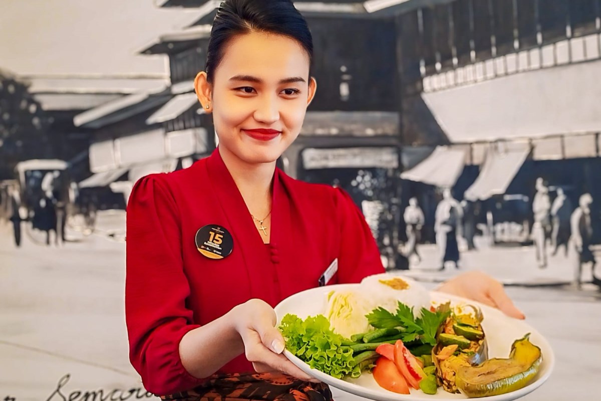 Salah satu pegawai hotel menunjukkan salah satu menu nusantara yang dihadirkan dalam Promo Merdeka. NURFAIK NABHAN/ Jawa Pos Radar Semarang