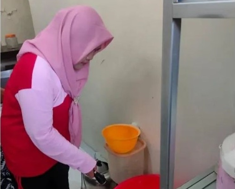 CEGAH DBD : Salah satu warga RW 01 Kelurahan Bangunharjo melakukan kegiatan pemantauan jentik nyamuk.