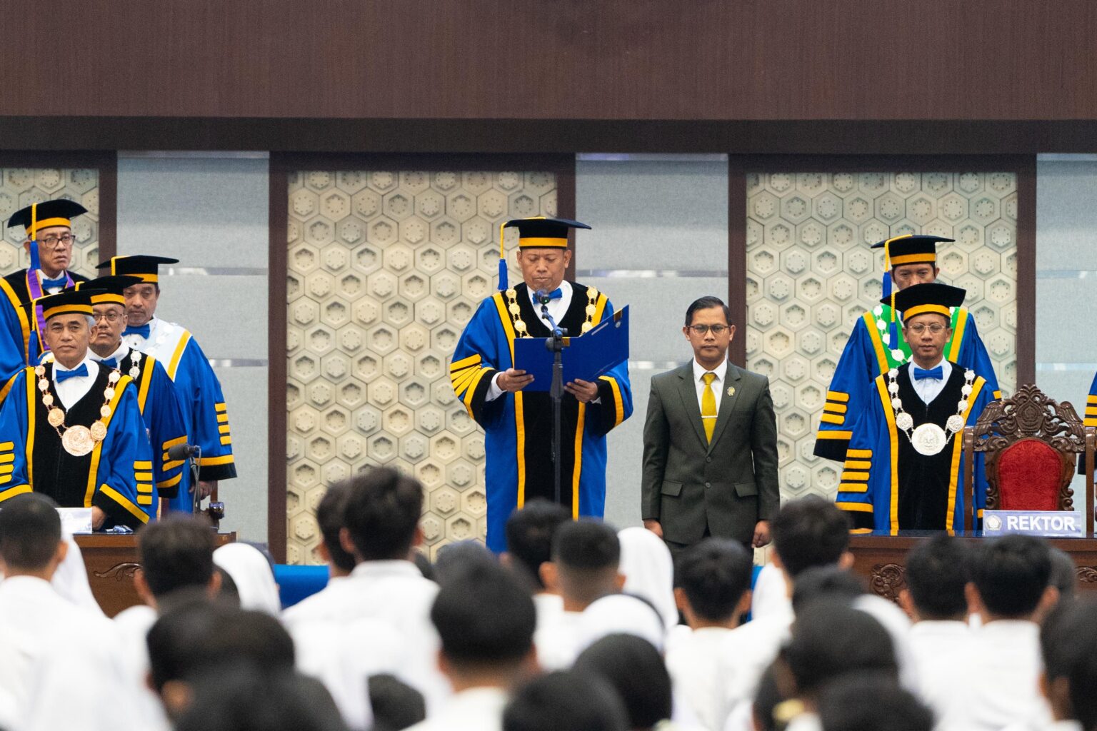 Rektor Undip Prof Dr Suharnomo SE, M.Si saat prosesi upacara penerimaan mahasiswa baru Undip tahun akademik 2024-2025 di Muladi Dome.