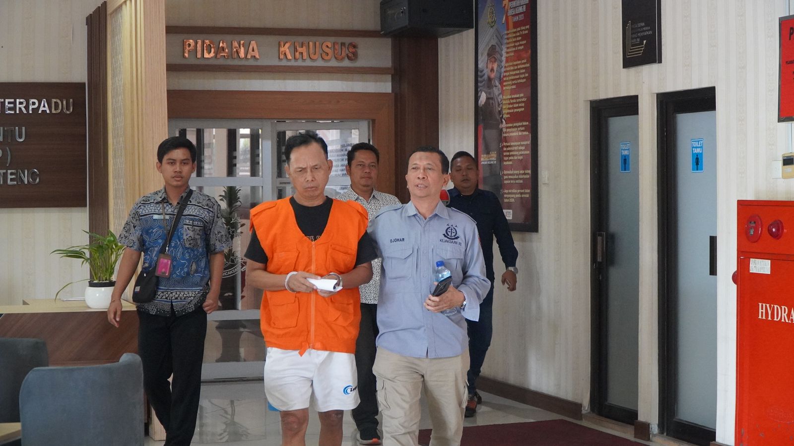 Tim tangkap buron kejaksaan mengamankan buron Haryanto, tersangka korupsi dalam penyimpangan penyertaan modal Yayasan Kesejahteraan Karyawan Angkasa Pura I pada PT MSM, Jumat (9/8/2024).