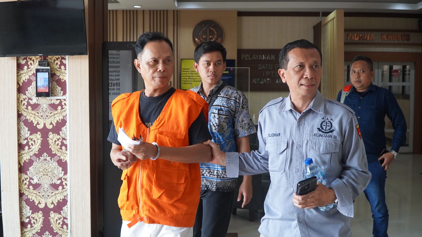 Tim tangkap buron kejaksaan mengamankan buron Haryanto, tersangka korupsi dalam penyimpangan penyertaan modal Yayasan Kesejahteraan Karyawan Angkasa Pura I pada PT MSM, Jumat (9/8/2024).