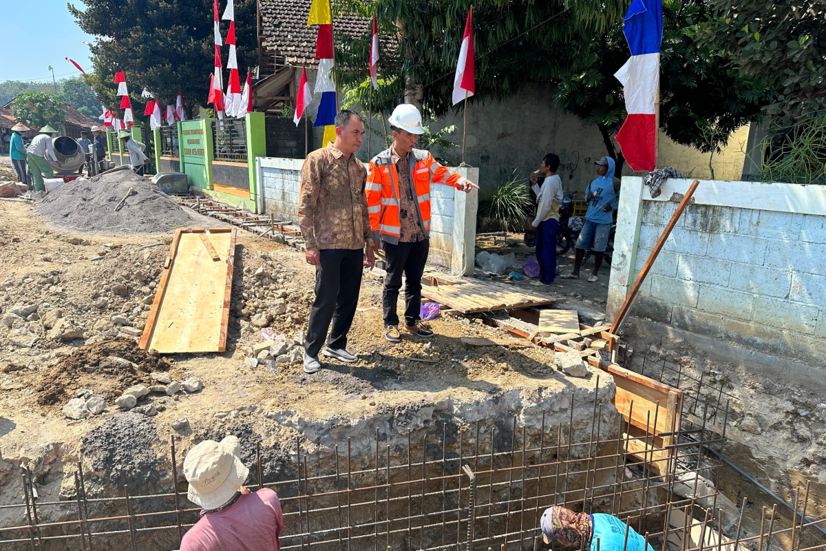 Tim Unit CSR PT Semen Gresik melakukan monitoring proses pembuatan drainase beton di Desa Pasucen Kabupaten Rembang yang merupakan kegiatan program Forum Masyarakat Madani.
