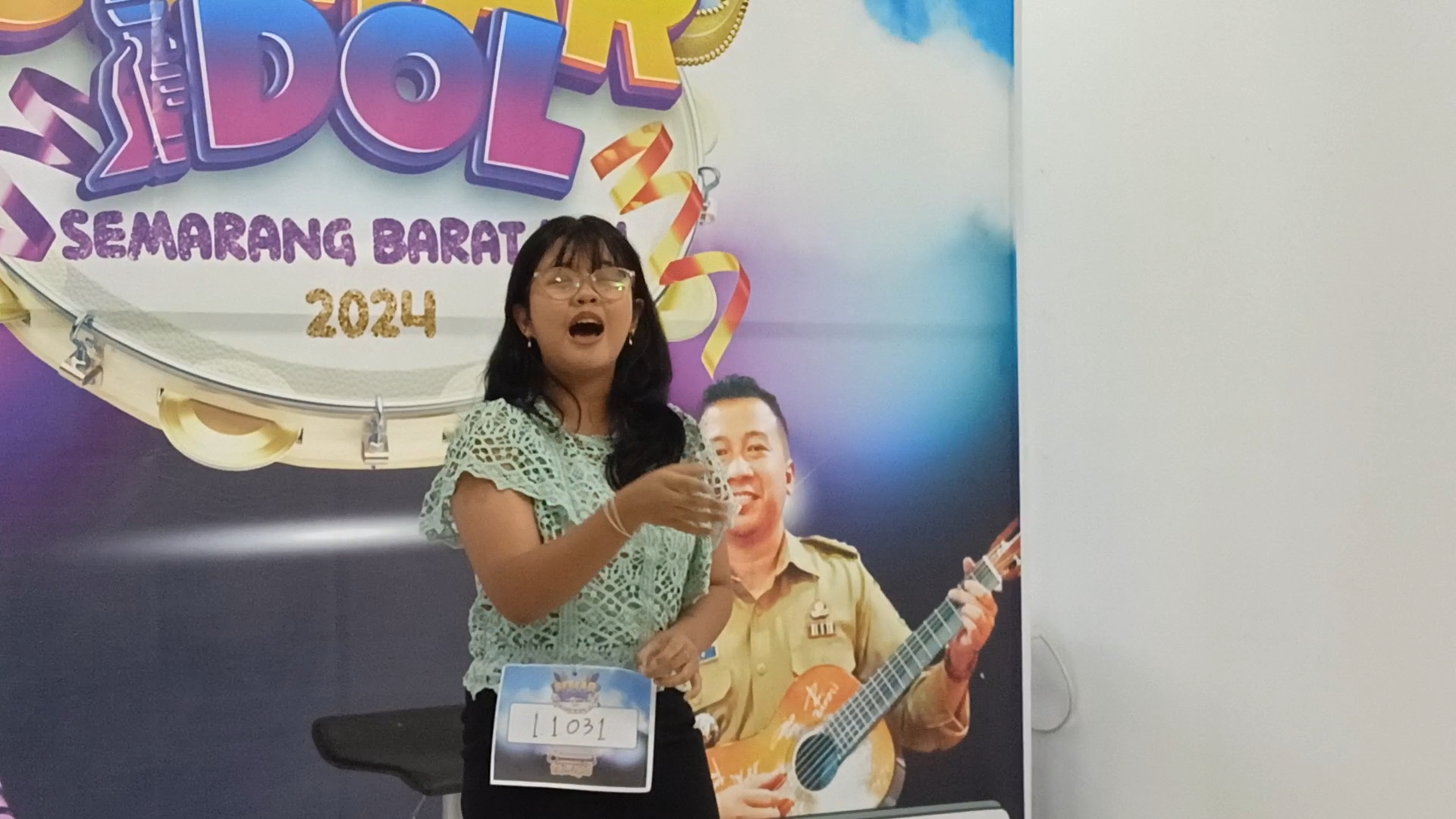 BUKTIKAN KUALITAS : Salah satu peserta mencoba mengeluarkan kemampuan terbaiknya di depan dewan juri