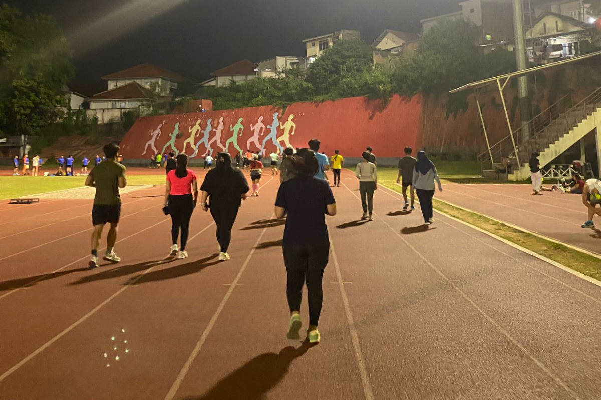 Masyarakat memanfaatkan area jogging GOR TLJ Semarang track untuk berolahraga. (Mariska Hemas/Jawa Pos Radar Semarang)