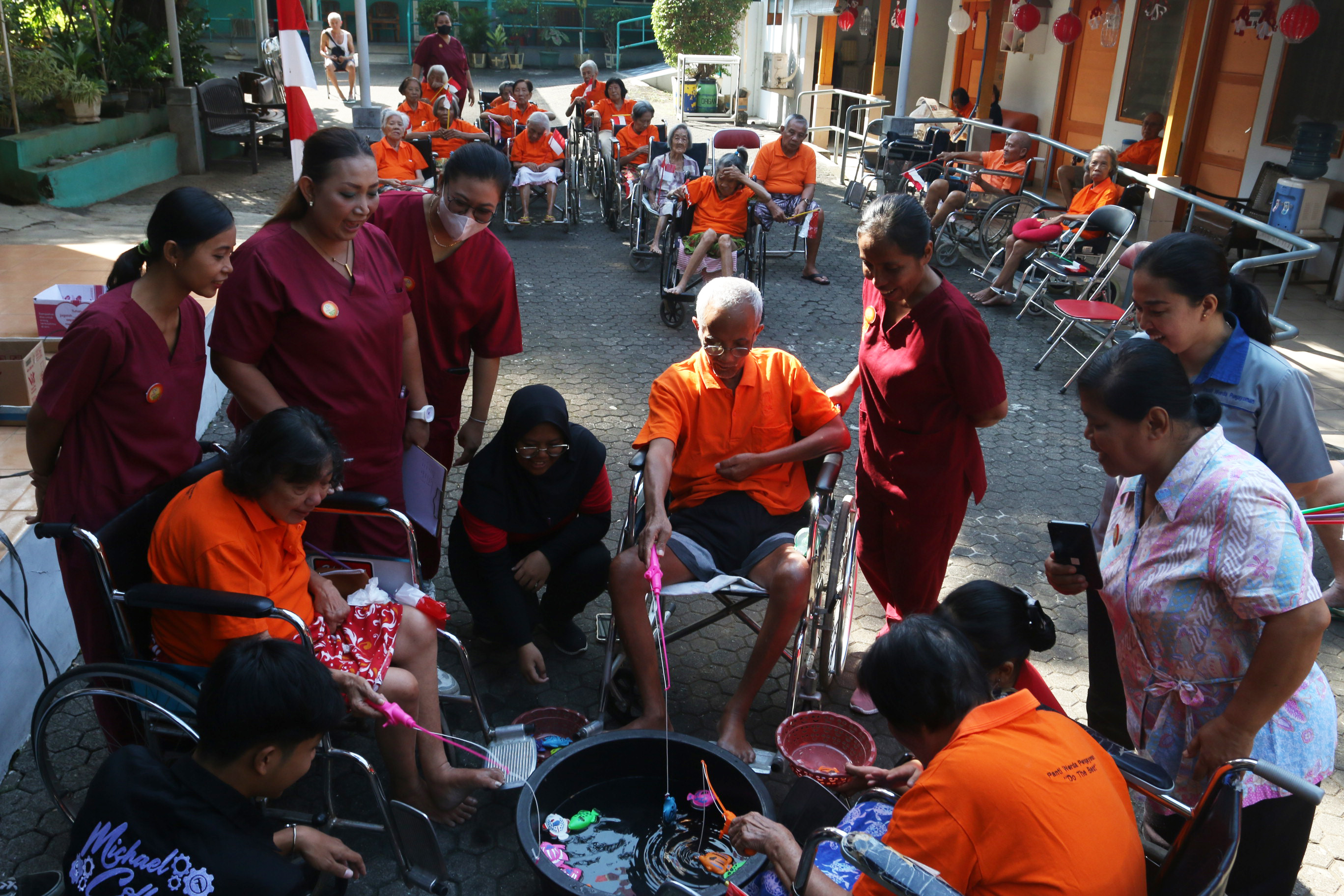 Sejumlah warga lanjut usia (lansia) bermain adu cepat memancing ikan plastik saat mengikuti lomba HUT RI di Panti Werda Pengayoman, Semarang, Jawa Tengah, Rabu (7/8/2024)