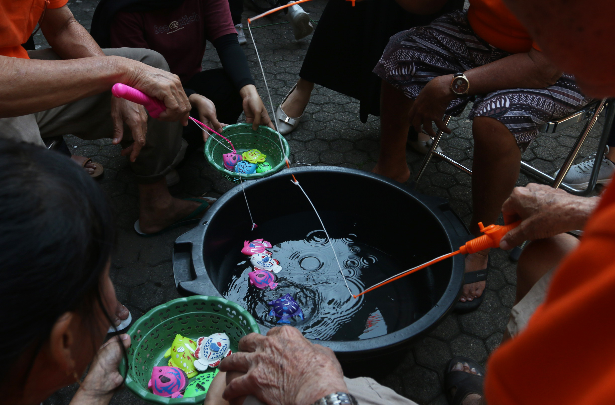 Antusias Oma dan Opa Mengikuti Lomba Memancing Ikan mengikuti lomba HUT RI di Panti Werda Pengayoman, Semarang, Jawa Tengah, Rabu (7/8/2024).