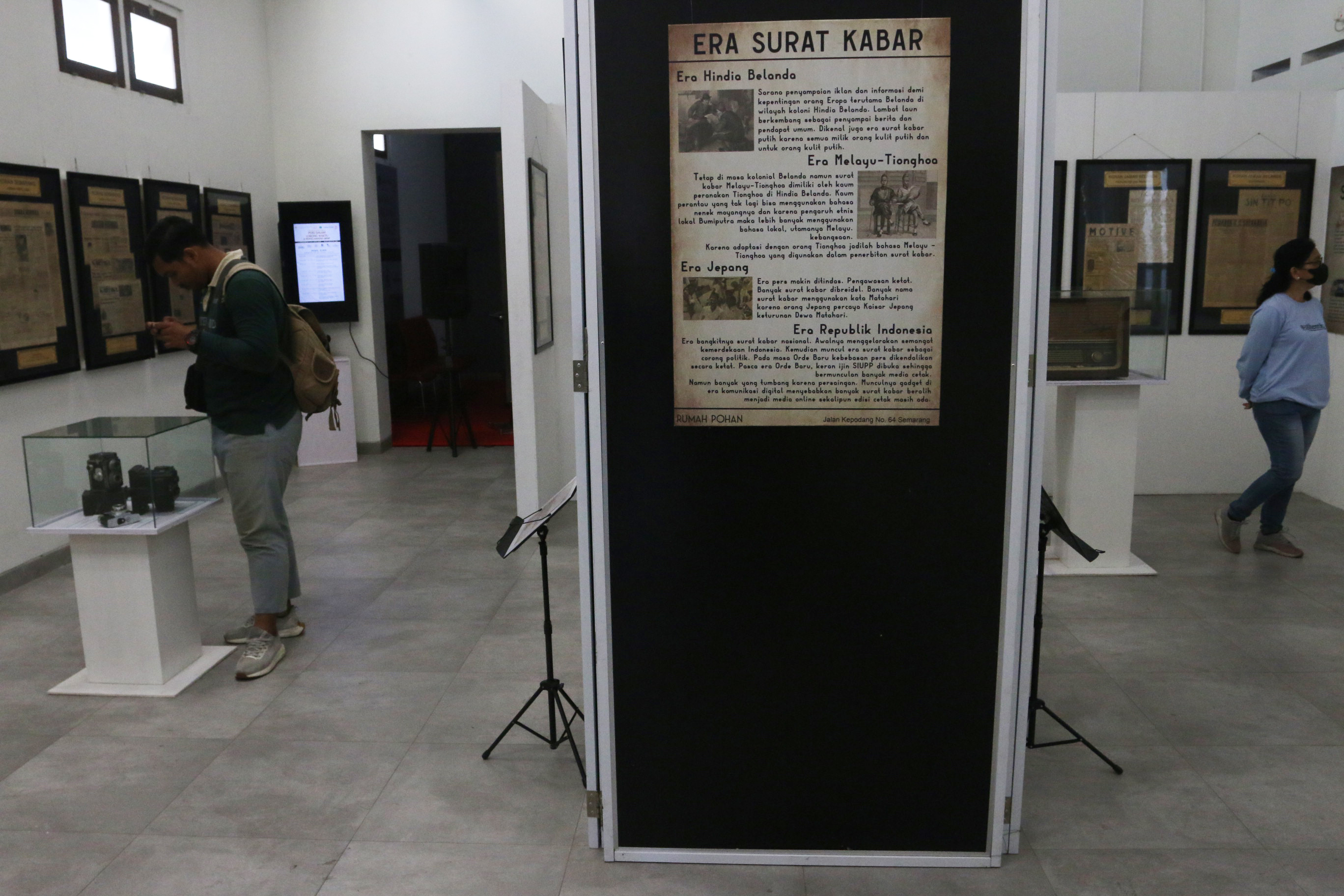 Pengunjung mengamati  pameran yang dipajang dalam pameran koran langka di Rumah Pohan Kota Lama Semarang, Jawa Tengah, Jumat (9/8/2024)