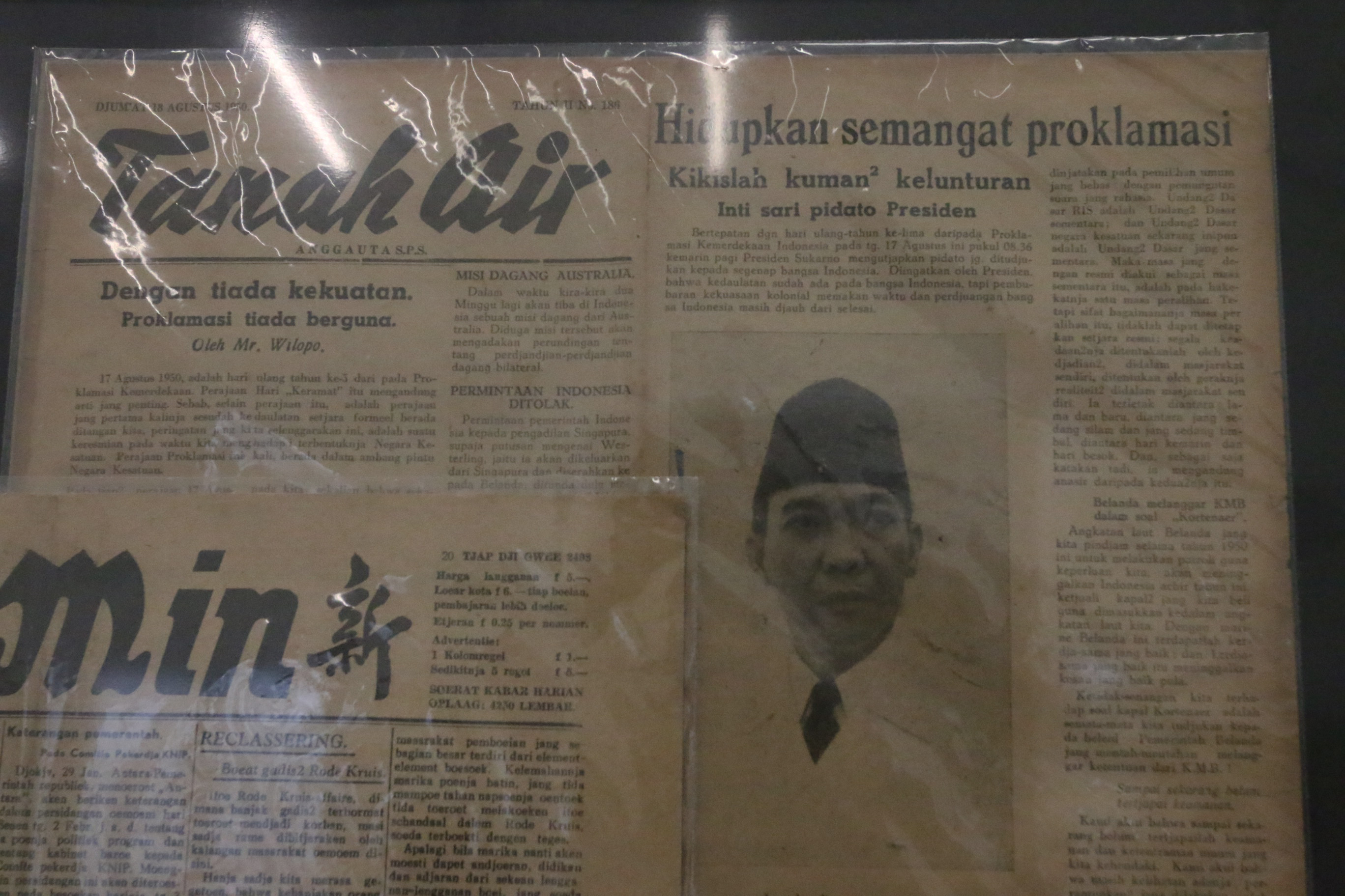 Beberapa Koleksi Koran Langka dipajang dalam pameran koran langka di Rumah Pohan Kota Lama Semarang, Jawa Tengah, Jumat (9/8/2024).