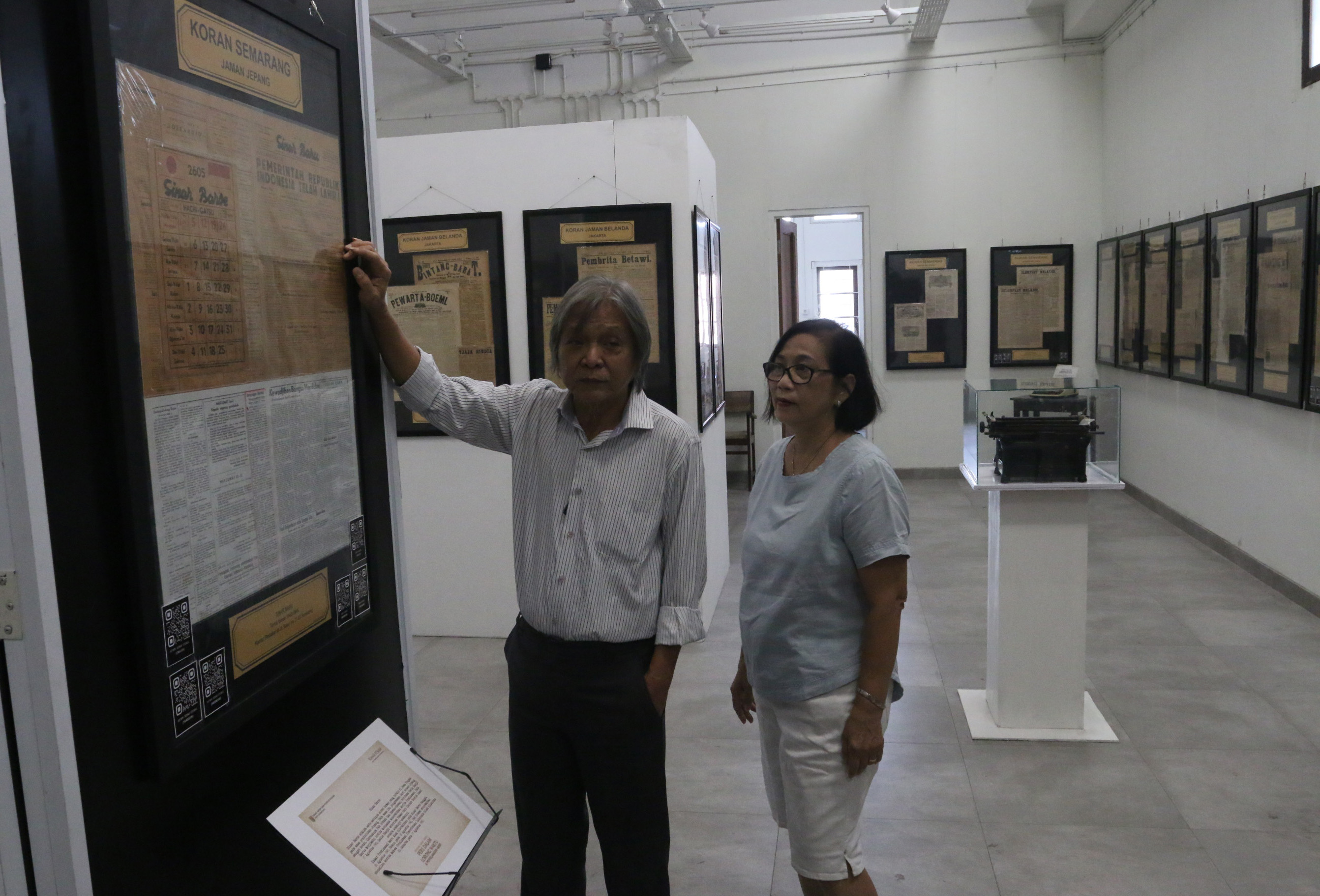 Kolektor  Pohan Bersama Istri menunjukkan koran berisi informasi proklamasi kemerdekaan Republik Indonesia koleksinya yang dipajang dalam pameran koran langka di Rumah Pohan Kota Lama Semarang,