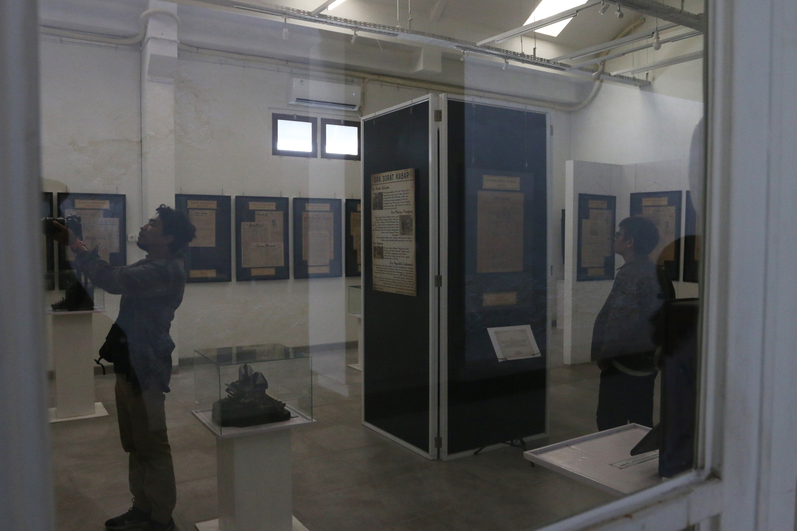 Seorang pengunjung momotret koleksi Koran di Pameran koran langka di Rumah Pohan Kota Lama Semarang, Jawa Tengah, Jumat (9/8