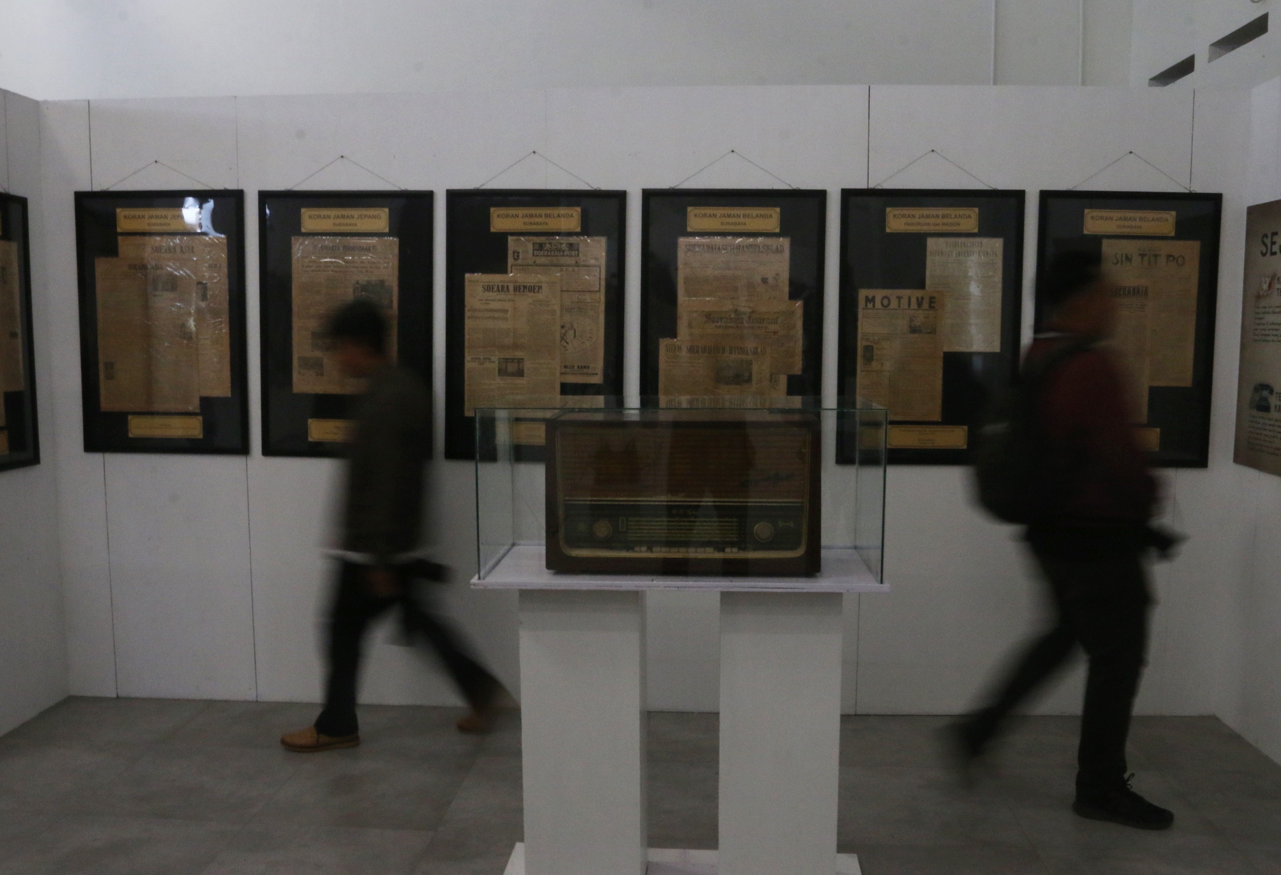 Seorang pengunjung mengamati Koran langka  yang dipajang dalam pameran koran langka di Rumah Pohan Kota Lama Semarang, Jawa Tengah, Jumat (9/8/2024)