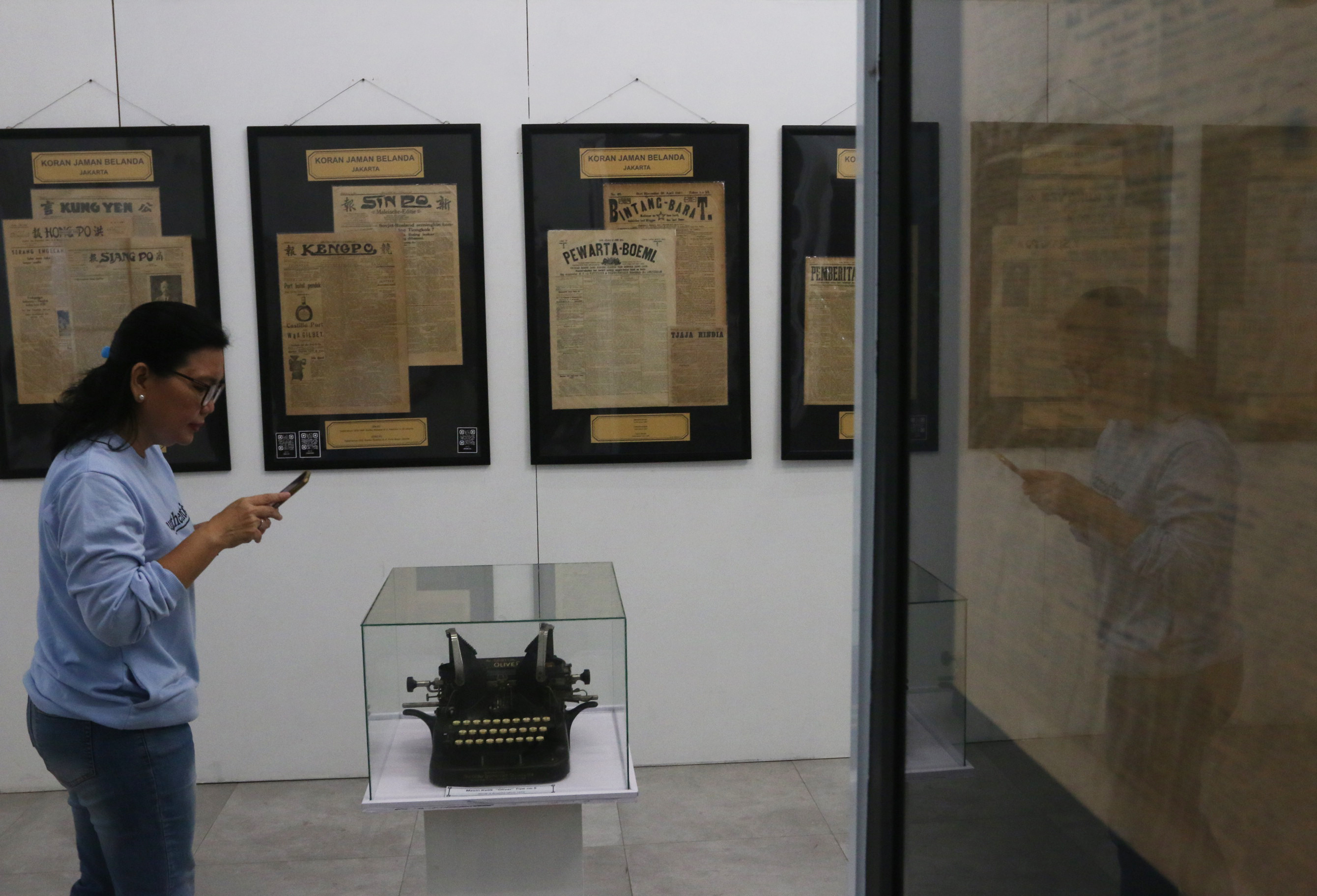 Seorang pengunjung momotret koleksi mesin ketik kuno yang dipajang dalam pameran koran langka di Rumah Pohan Kota Lama Semarang, Jawa Tengah, Jumat (9/8/2024)