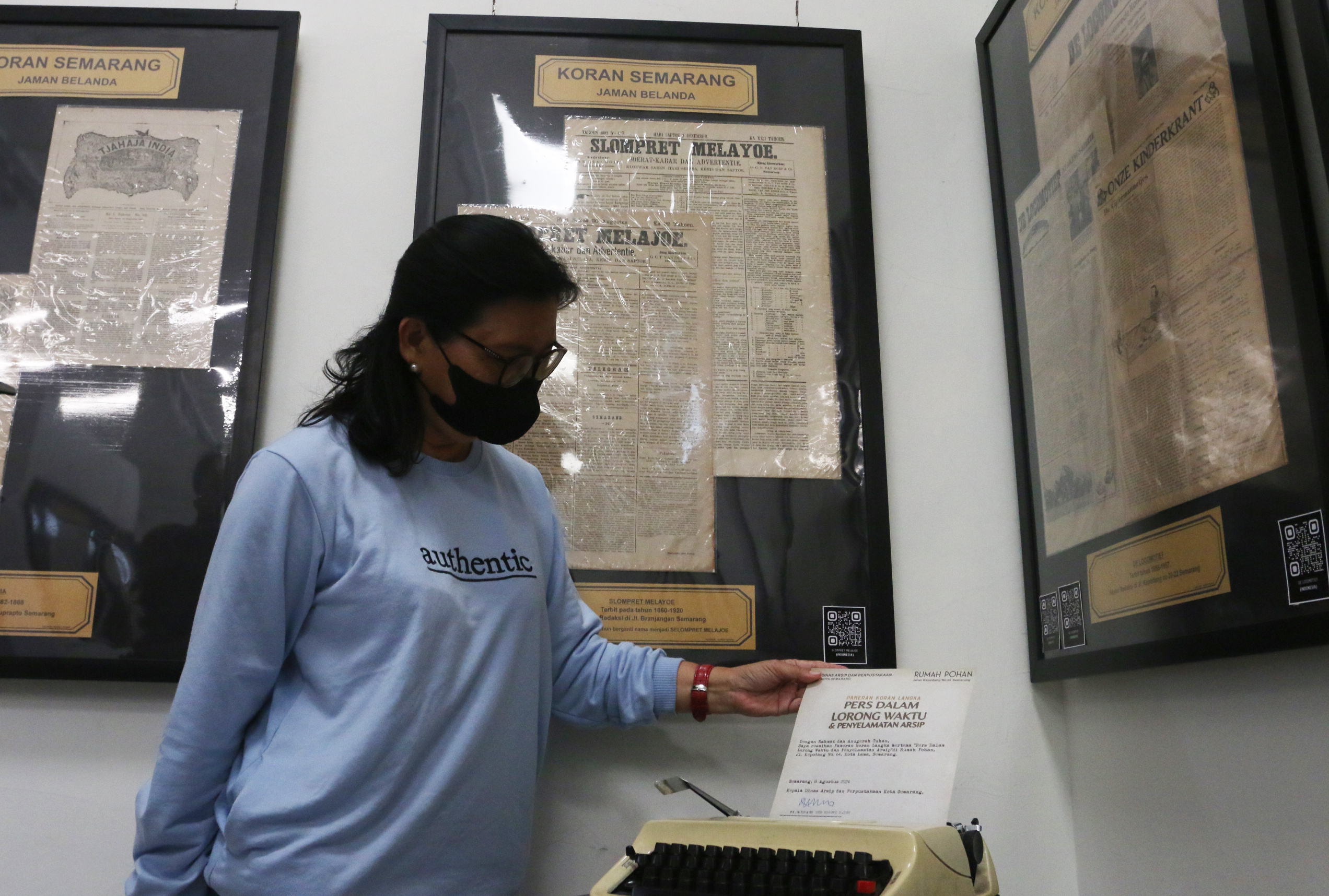 Seorang pengunjung mengamati koleksi mesin ketik kuno yang dipajang dalam pameran koran langka di Rumah Pohan Kota Lama Semarang, Jawa Tengah, Jumat (9/8/2024).