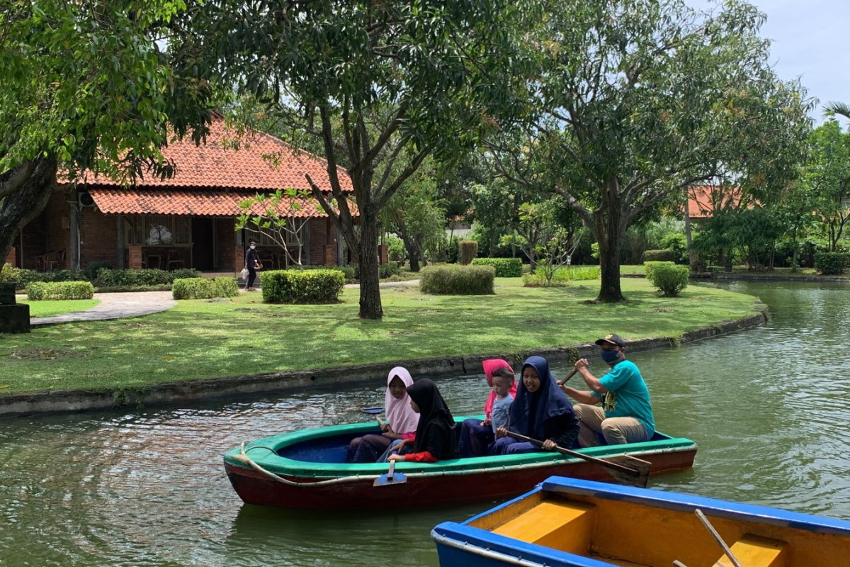Wahana permainan perahu dayung yang tersedia di wisata Kolam Renang Tirto Arum Baru Kendal. DEVI KHOFIFATUR RIZQI/ JAWA POS RADAR SEMARANG