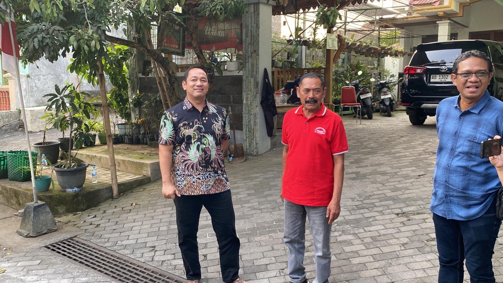 Mantan Wali Kota Semarang yang kini menjabat Kepala LKPP Hendrar Prihadi saat bersilaturahmi ke kediaman FX Rudi, Ketua DPC PDIP Solo sekaligus mantan wali kota Solo.