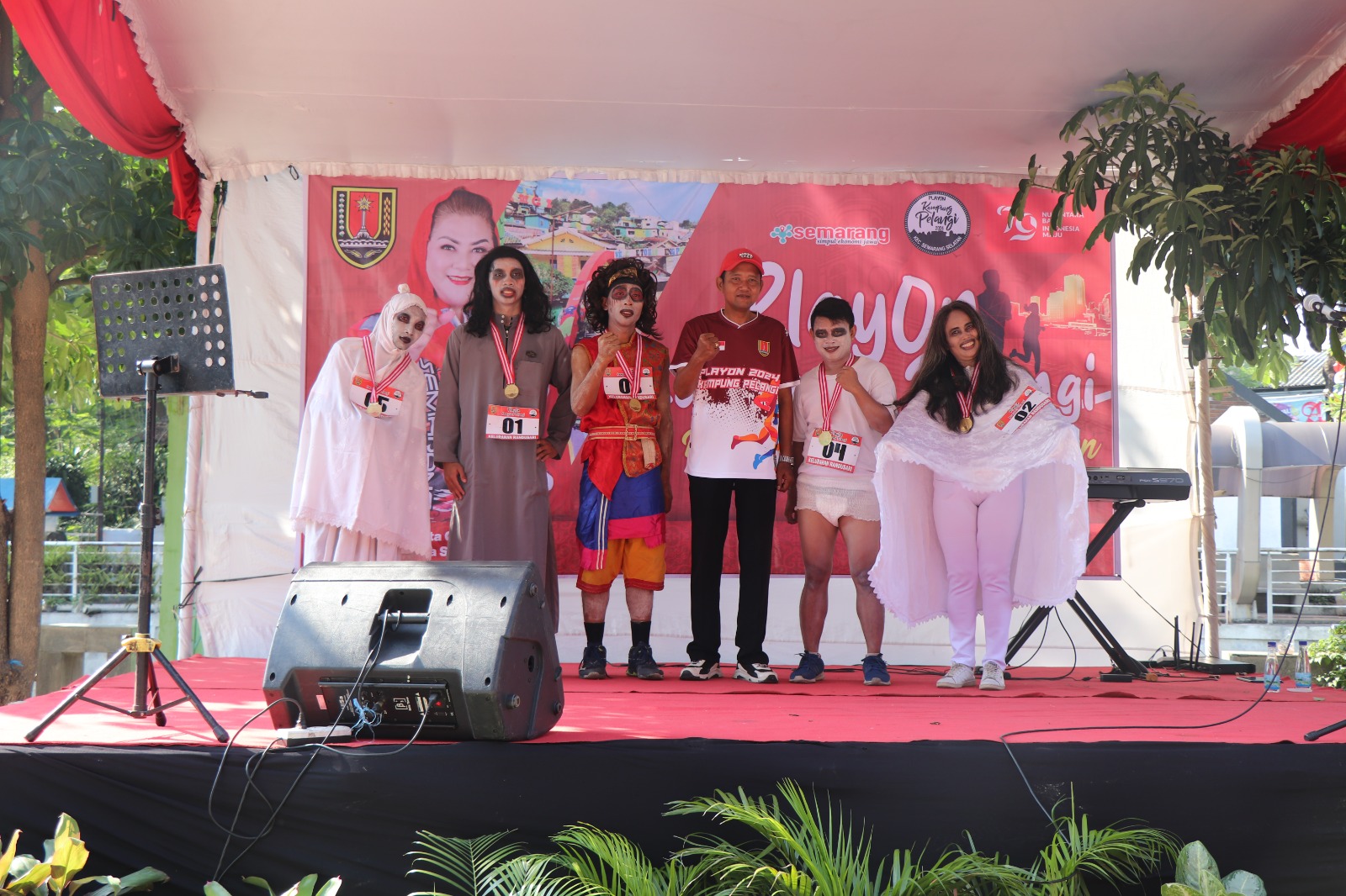 KOSTUM UNIK : Warga Kecamatan Semarang Selatan saat mengikuti lomba PlayOn di Kampung Pelangi, Sabtu (10/8/2024).